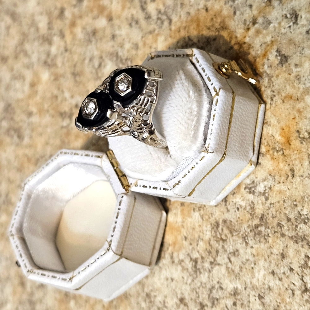 1925 Art Deco Antique Ring in White Gold with Onyx and Diamond
